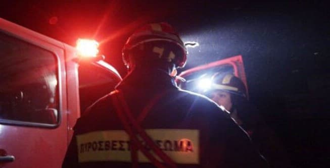 Φωτιά σε κατάστημα ηλεκτρικών σκούτερ στο Κορωπί