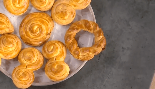 Πασχαλινά κουλουράκια από την Αργυρώ Μπαρμπαρίγου