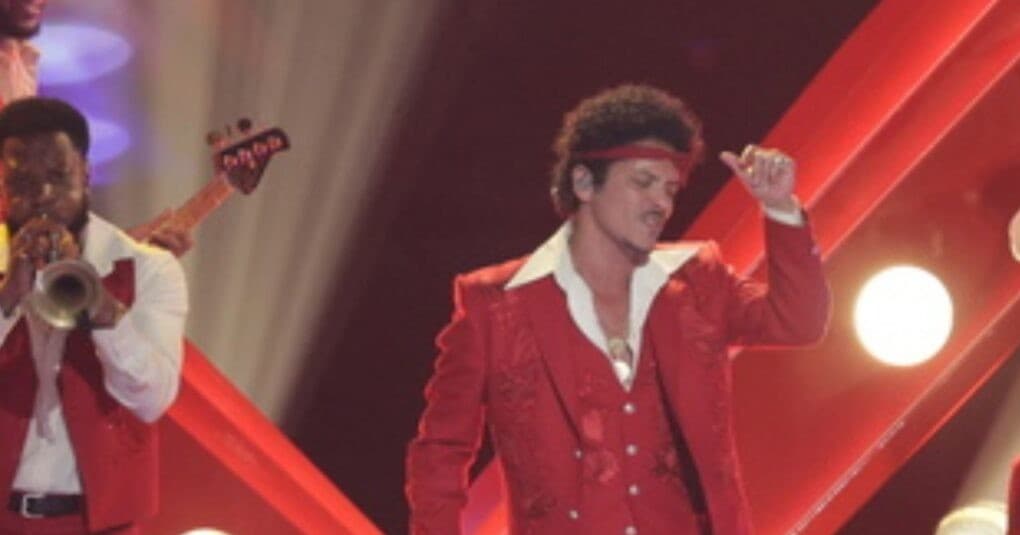 Μπρούνο Μαρς: Ιστορική επιστροφή στο Νο.1 με «The Romantic»