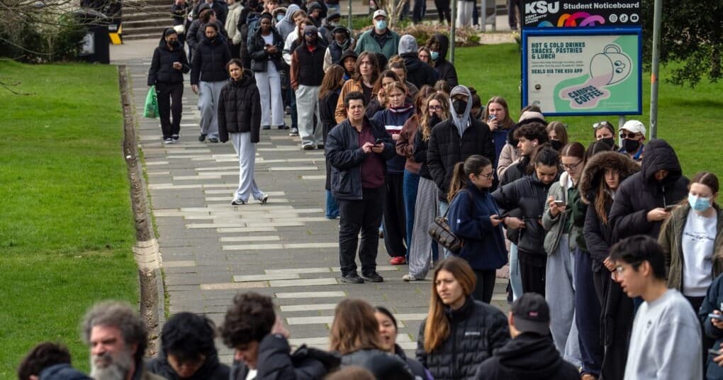 Μηνιγγίτιδα Βρετανία: Δύο νεκροί, ουρές για αντιβιοτικά