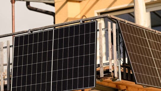 Plug-in φωτοβολταϊκά φέρνει η Βρετανία για την ενεργειακή κρίση