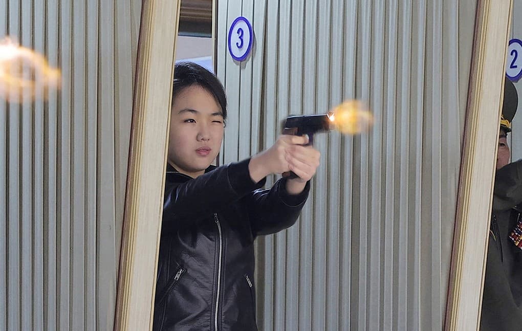 Κιμ Γιονγκ Ουν: Η κόρη του πυροβολεί σε εργοστάσιο όπλων
