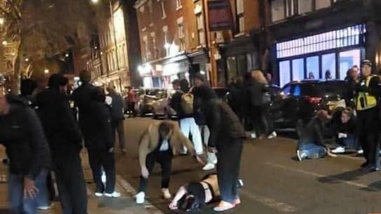 Αυτοκίνητο έπεσε σε πεζούς στο Ντέρμπι 20 τραυματίες