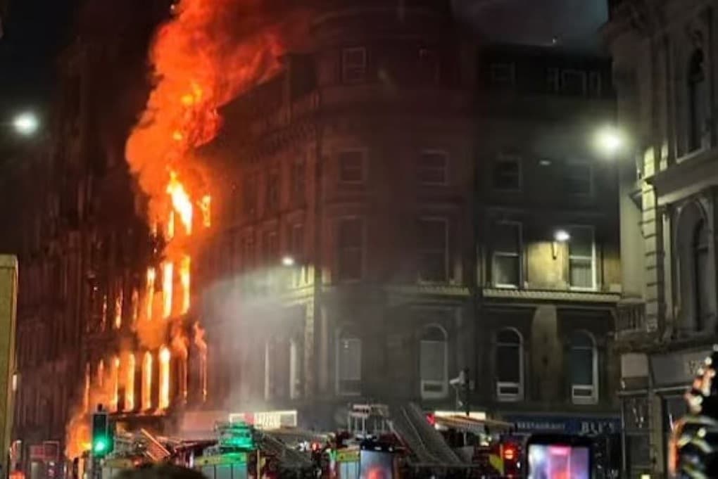 Μεγάλη φωτιά κατέστρεψε σιδηροδρομικό σταθμό Γλασκώβης