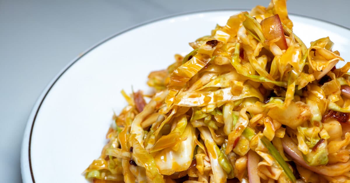 Σαλάτα με τηγανητό λάχανο: πικάντικη και αρωματική