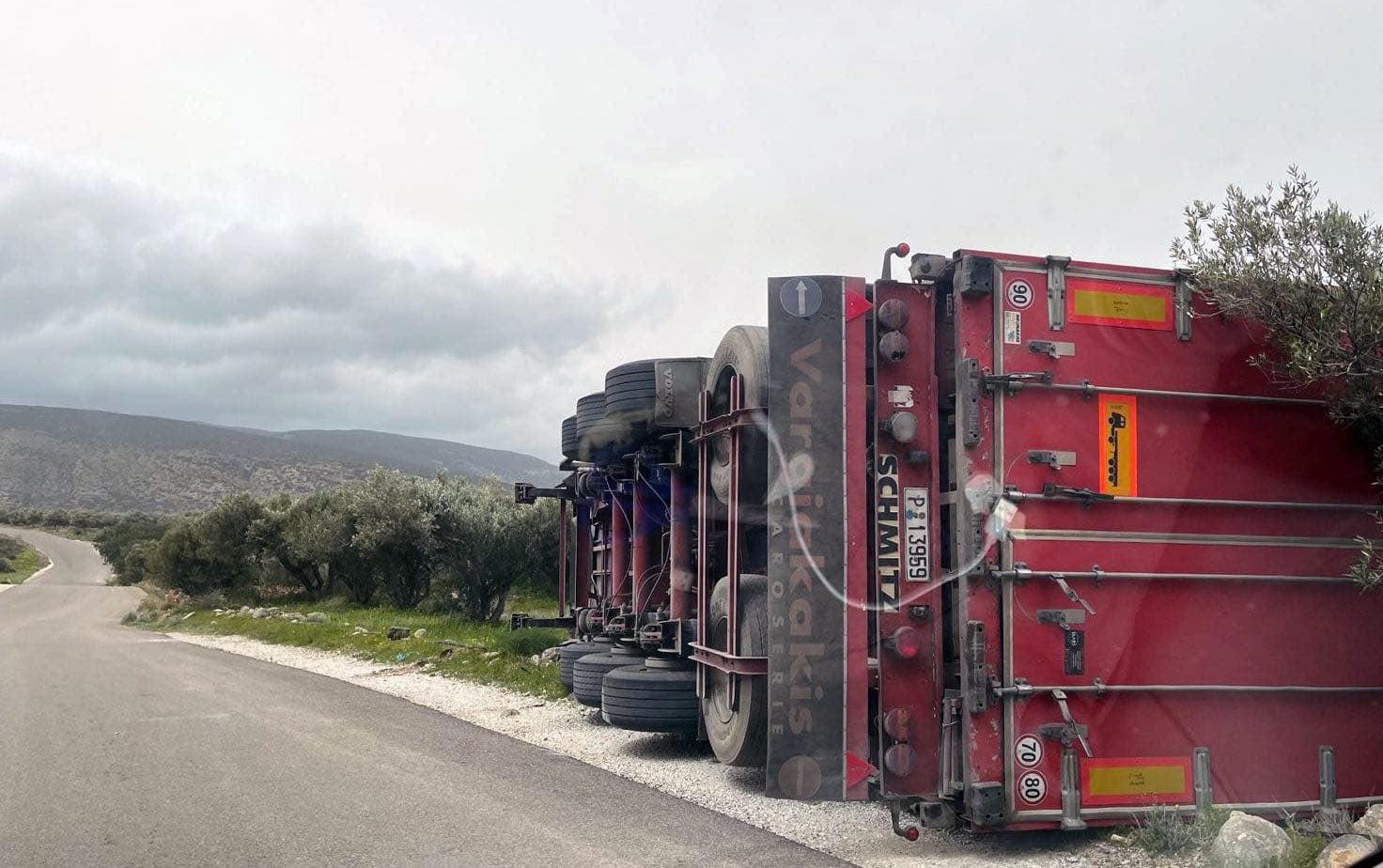 Ανεμοστρόβιλος ανέτρεψε νταλίκα στην Ιεράπετρα