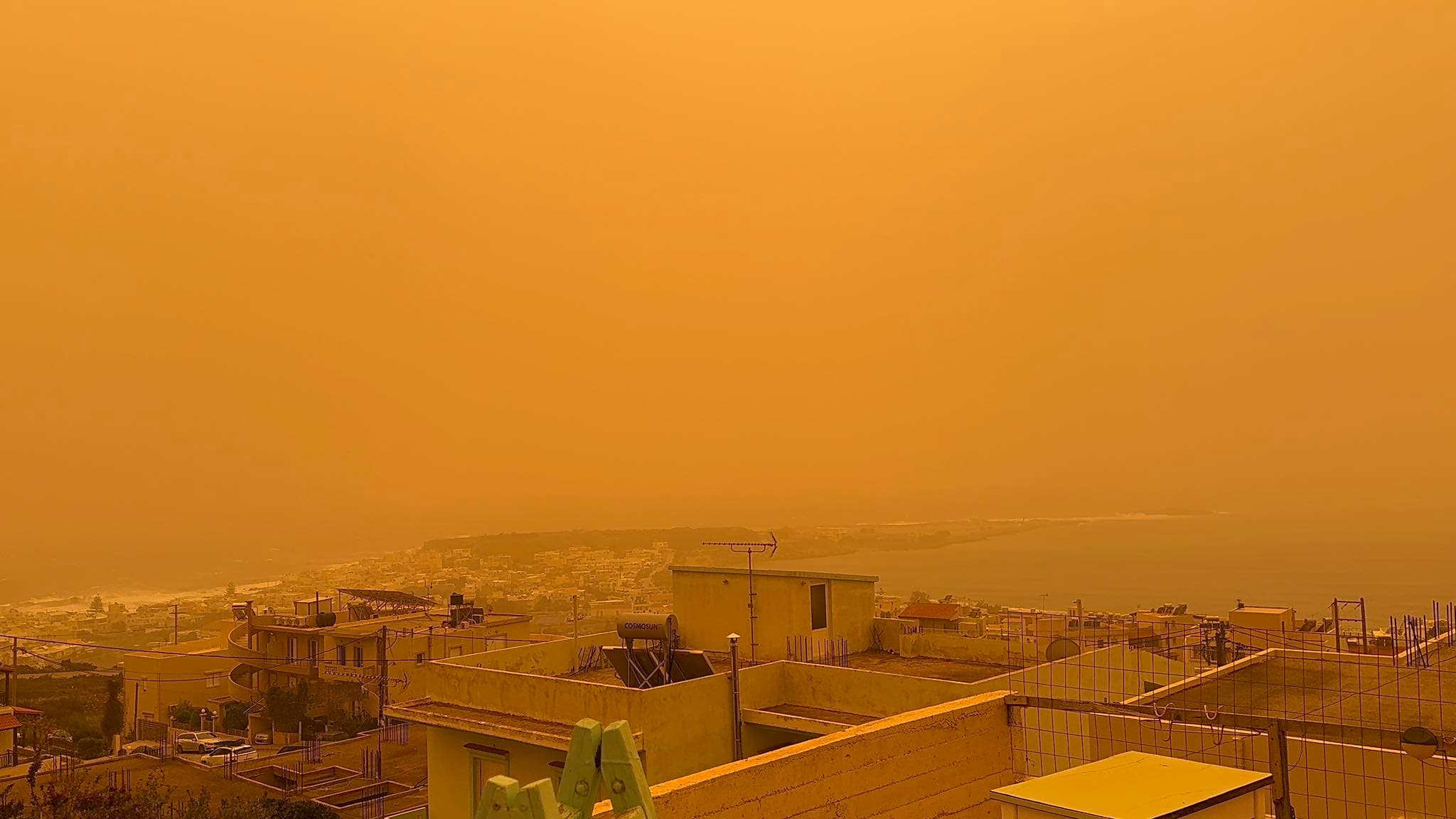 Αφρικανική σκόνη στην Κρήτη: Πορτοκαλί ουρανός και χάος στις πτήσεις