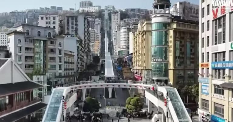 Η Κίνα κατασκευάζει το μεγαλύτερο κυλιόμενο σκαλοπάτι στον κόσμο