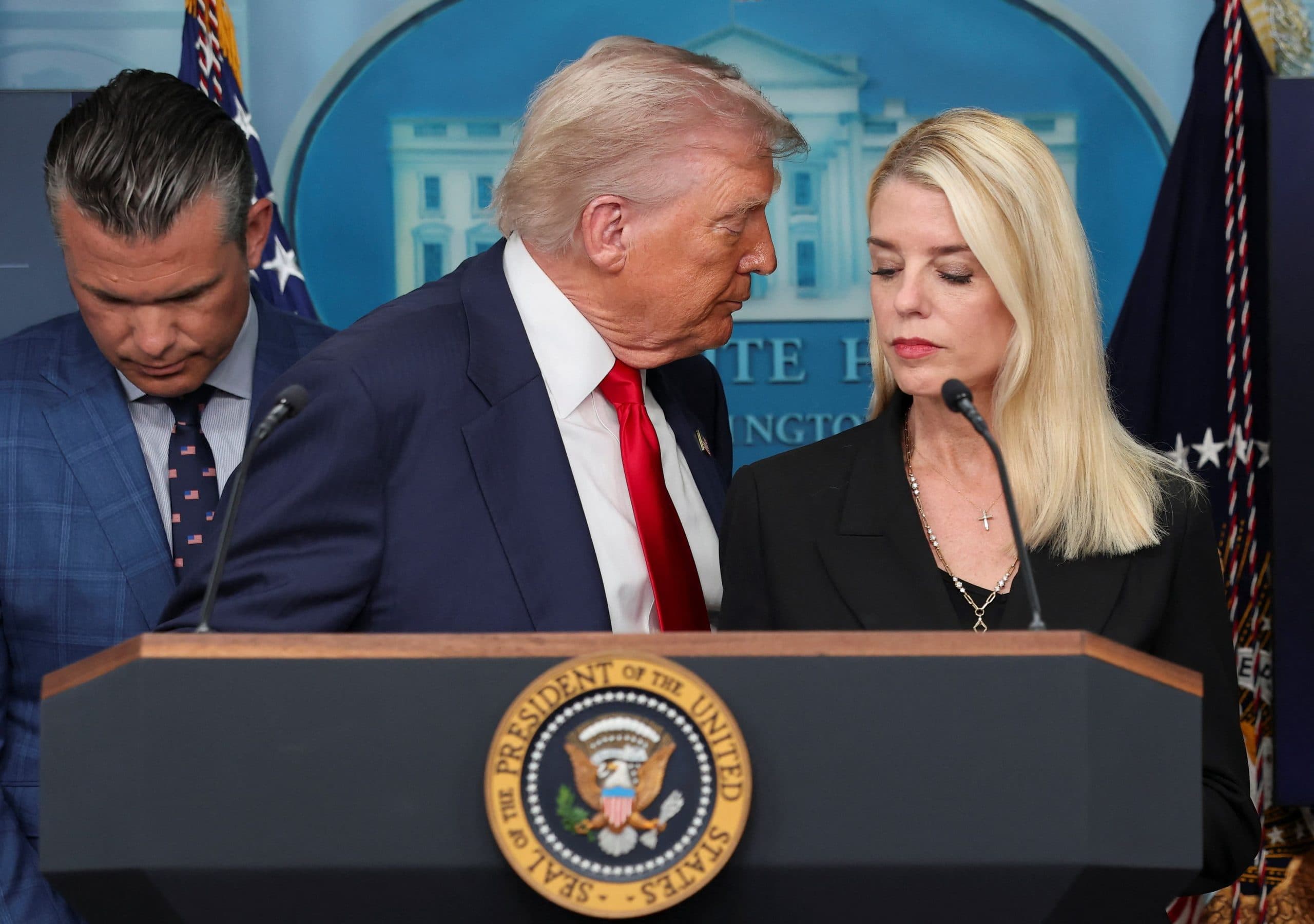 Τραμπ: Απέλυσε την υπουργό Δικαιοσύνης Παμ Μπόντι