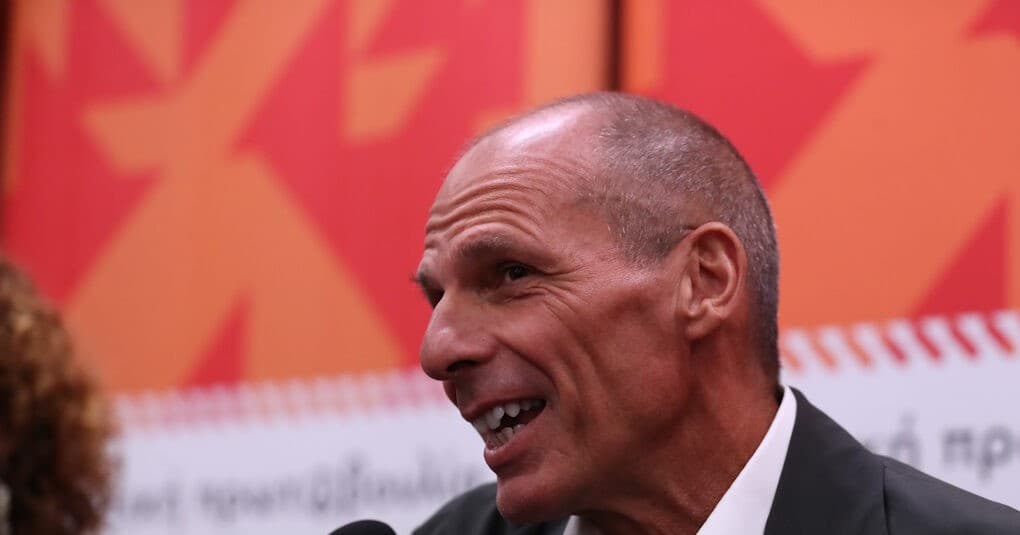 Βαρουφάκης χορεύει σε techno κομμάτι με το όνομά του στη Μόσχα