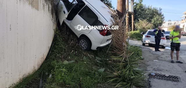 Αυτοκίνητο έπεσε από κόμβο στα Χανιά Ο οδηγός σώθηκε