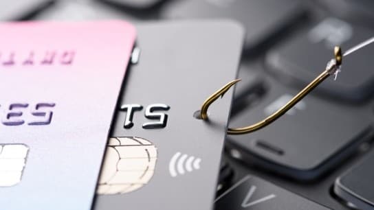 Phishing στην Ελλάδα: Τα έξυπνα μηνύματα που αδειάζουν λογαριασμούς