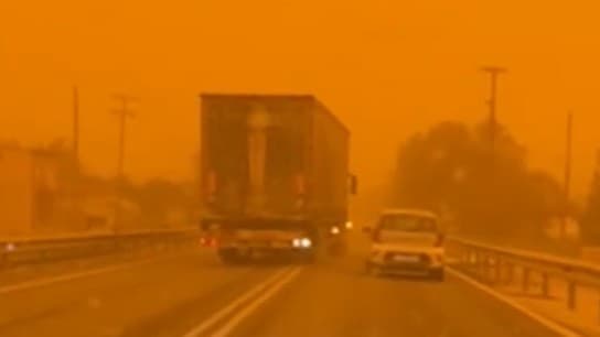 Επικίνδυνη προσπέραση φορτηγού στον ΒΟΑΚ μέσα στη σκόνη