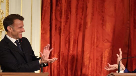 Μακρόν και Kamehameha: Η viral στιγμή στο Τόκιο