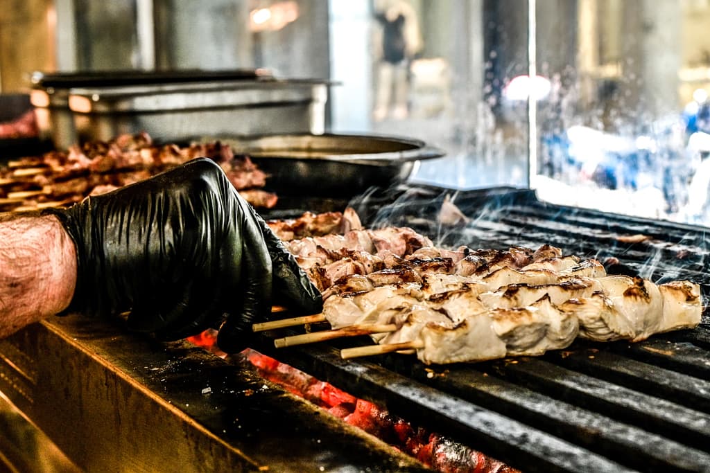 Σουβλάκι στα 5 ευρώ: Η τιμή εκτοξεύτηκε 150% σε 7 χρόνια