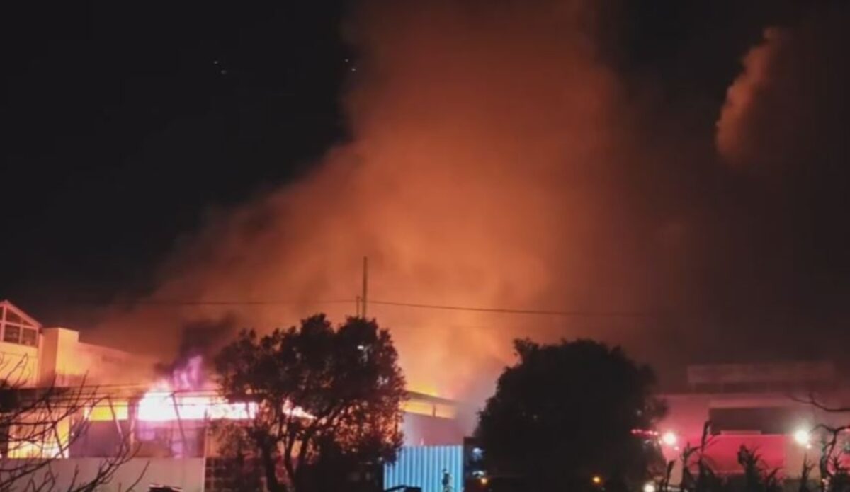 news 696dd6bbbf1f3 - Ολοκληρωτική καταστροφή εργοστασίου πλαστικών στο Μενίδι - Μήνυμα 112 για τους καπνούς