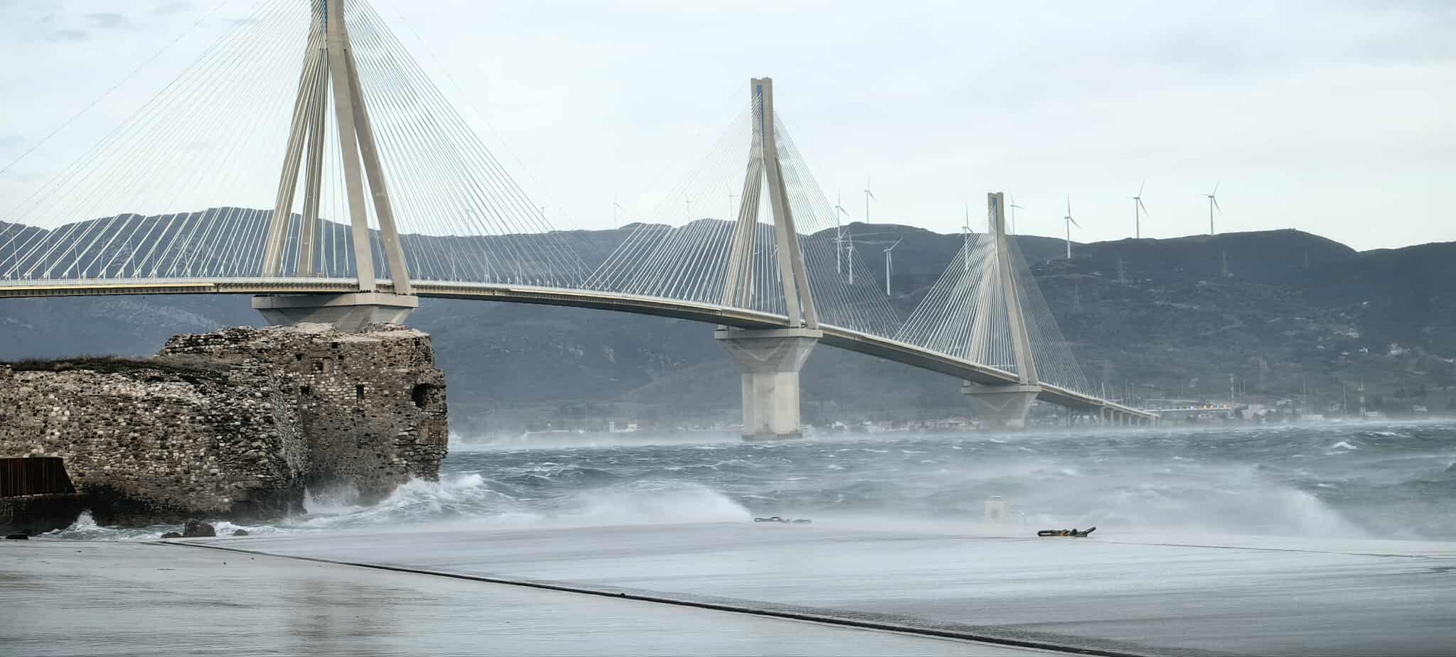 news 696f3d3718583 - Θυελλώδεις άνεμοι παραλύουν τη σύνδεση Ρίου-Αντιρρίου - Κλειστό το πορθμείο έως την Πέμπτη