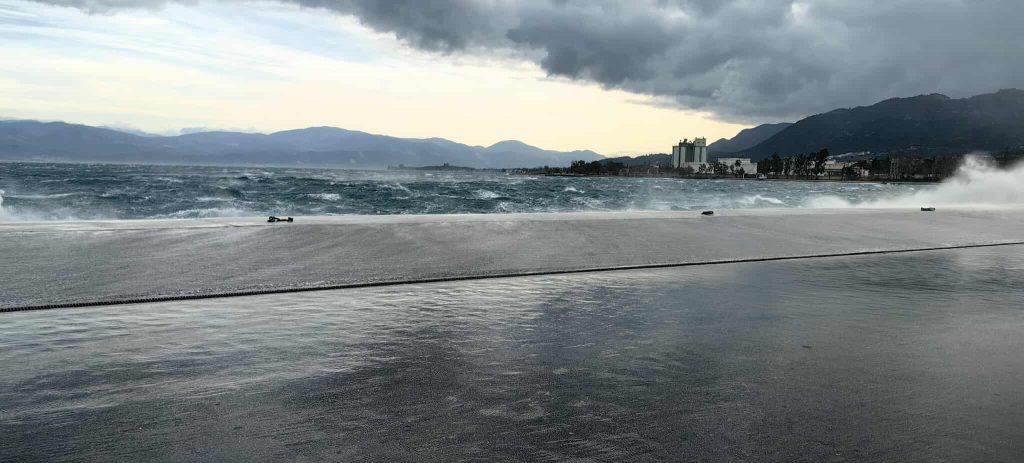 news 696f3d37286be - Θυελλώδεις άνεμοι παραλύουν τη σύνδεση Ρίου-Αντιρρίου - Κλειστό το πορθμείο έως την Πέμπτη