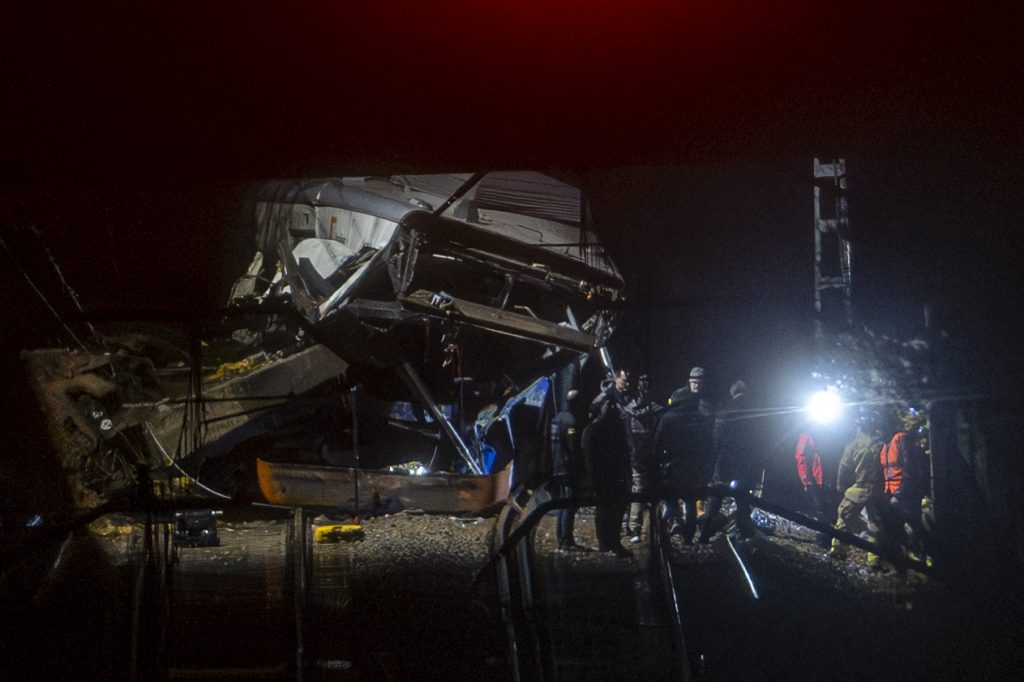 Δεύτερη σιδηροδρομική τραγωδία στην Ισπανία: Ένας νεκρός στην Καταλονία μετά από 42 θύματα στην Ανδαλουσία news 6970a3db81e15 - Δεύτερη σιδηροδρομική τραγωδία στην Ισπανία: Ένας νεκρός στην Καταλονία μετά από 42 θύματα στην Ανδαλουσία