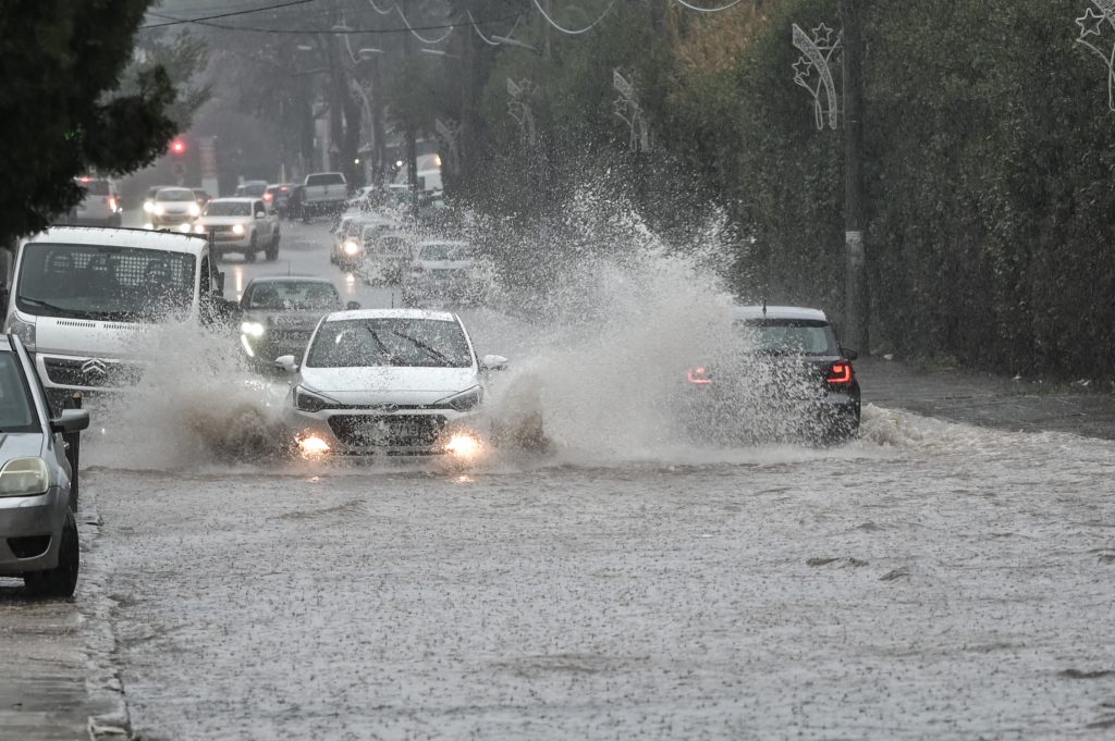news 6970f8680e728 - Έντονη κακοκαιρία πλήττει την Αττική - Φούσκωσαν ποτάμια, αναμένεται κλιμάκωση