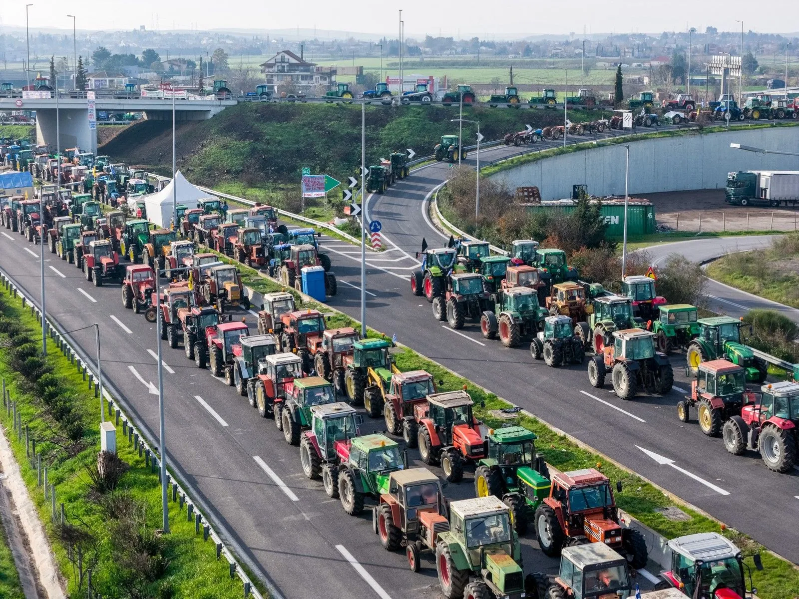 news 69737f1c2a67f - Υποχωρούν τα αγροτικά μπλόκα - Επιστροφή στην κανονικότητα με ανοιχτά μέτωπα