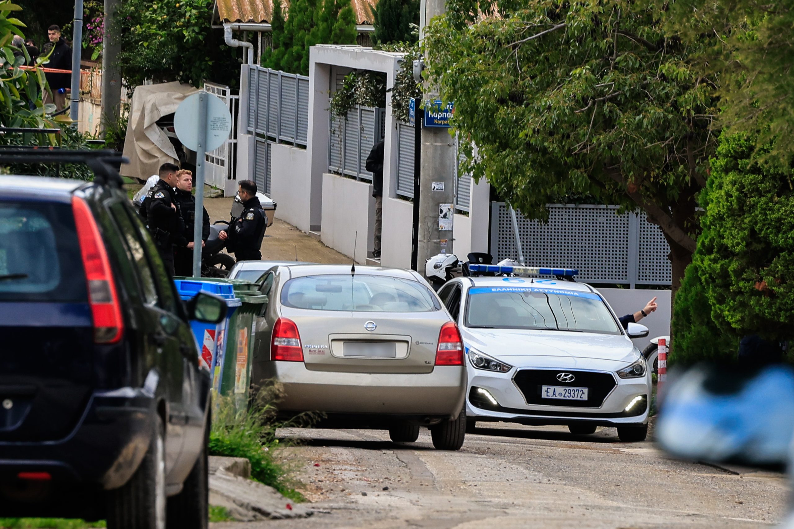 news 6976141148f41 - Νέα οικογενειακή τραγωδία στη Γλυφάδα: Πατροκτόνος απειλεί να σκοτώσει και τα αδέλφια του