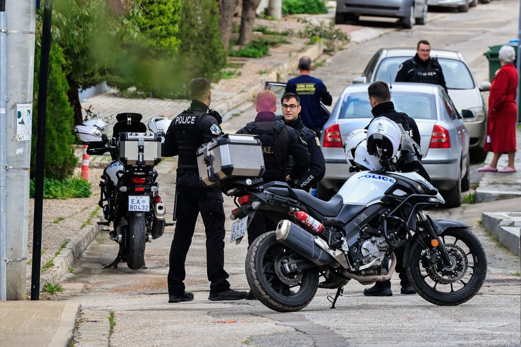 news 697614117d55f - Νέα οικογενειακή τραγωδία στη Γλυφάδα: Πατροκτόνος απειλεί να σκοτώσει και τα αδέλφια του