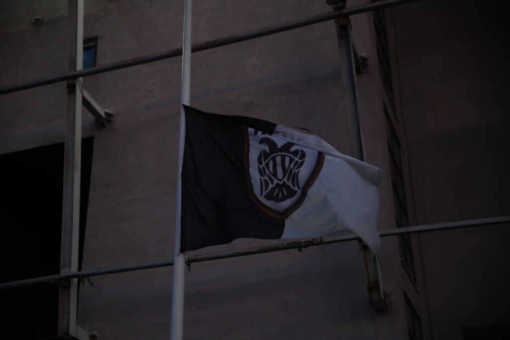 news 6978ef44b2f55 - Θλίψη στην Τούμπα: Μεσίστιες σημαίες και κεριά για τους επτά οπαδούς του ΠΑΟΚ που έχασαν τη ζωή τους στη Ρουμανία