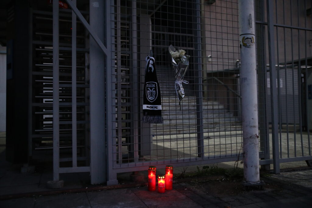 news 6978ef44bf30a - Θλίψη στην Τούμπα: Μεσίστιες σημαίες και κεριά για τους επτά οπαδούς του ΠΑΟΚ που έχασαν τη ζωή τους στη Ρουμανία