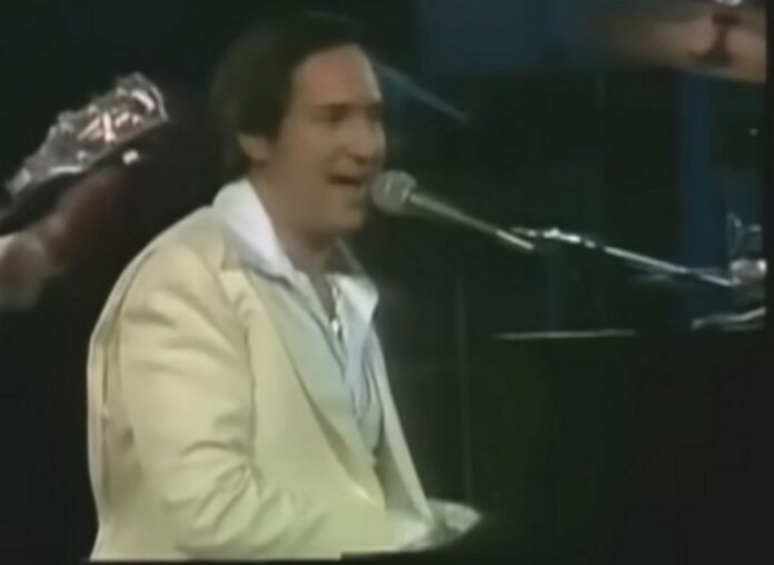 Ο θρυλικός τραγουδιστής Νιλ Σεντάκα