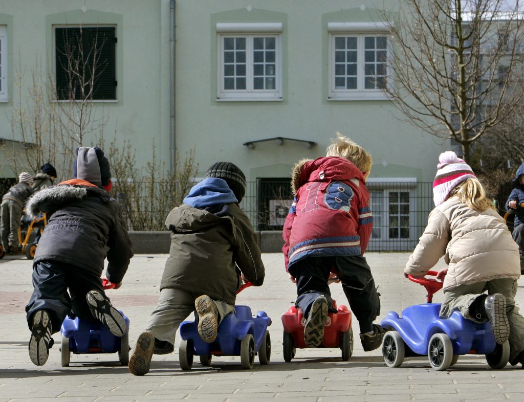 news 6982d9e06bc5a - FAFO γονεϊκότητα: Η νέα τάση που διχάζει τους ειδικούς