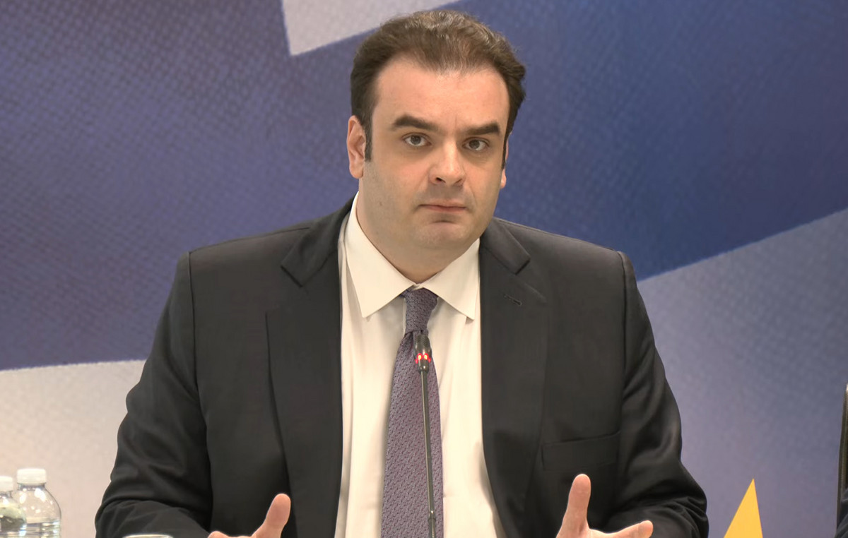 Καρυπίδης στα αποδυτήρια Άρη ΟΦΗ