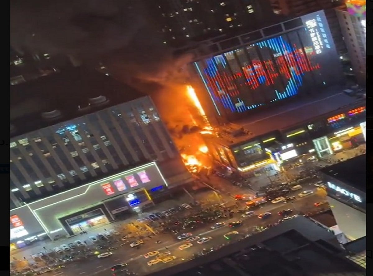 Φωτιά σε πολυώροφο κτήριο στην Κίνα