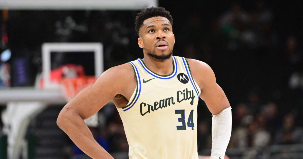 Τελεσίγραφο στον Γιάννη Αντετοκούνμπο: Ανανέωση ή ανταλλαγή Γιάννης Αντετοκούνμπο φανέλα Μπακς αγώνας NBA