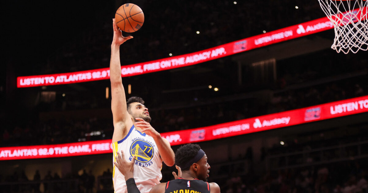 Ομέρ Γιούρτσεβεν με φανέλα Γκόλντεν Στέιτ Γουόριορς