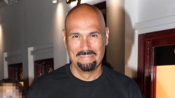 Φωτογράφος με κάμερα επηρεασμένος από τεχνητή νοημοσύνη