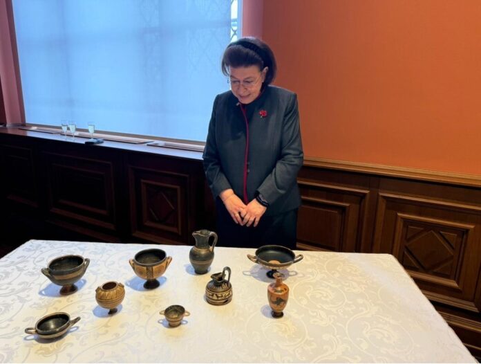 Επιστροφή αρχαίων αγγείων από Βουδαπέστη στο Μουσείο Άργους