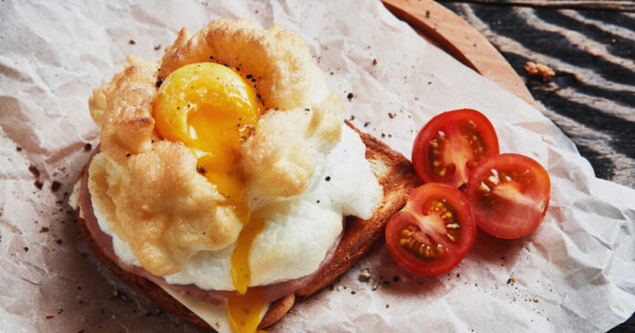 Cloud eggs ψημένα με τυρί και χρυσό κρόκο