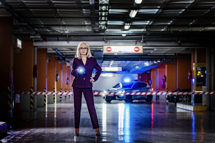 Φως στο Τούνελ Αγγελική Νικολούλη κόκκινη βαλίτσα Χαλκιδική