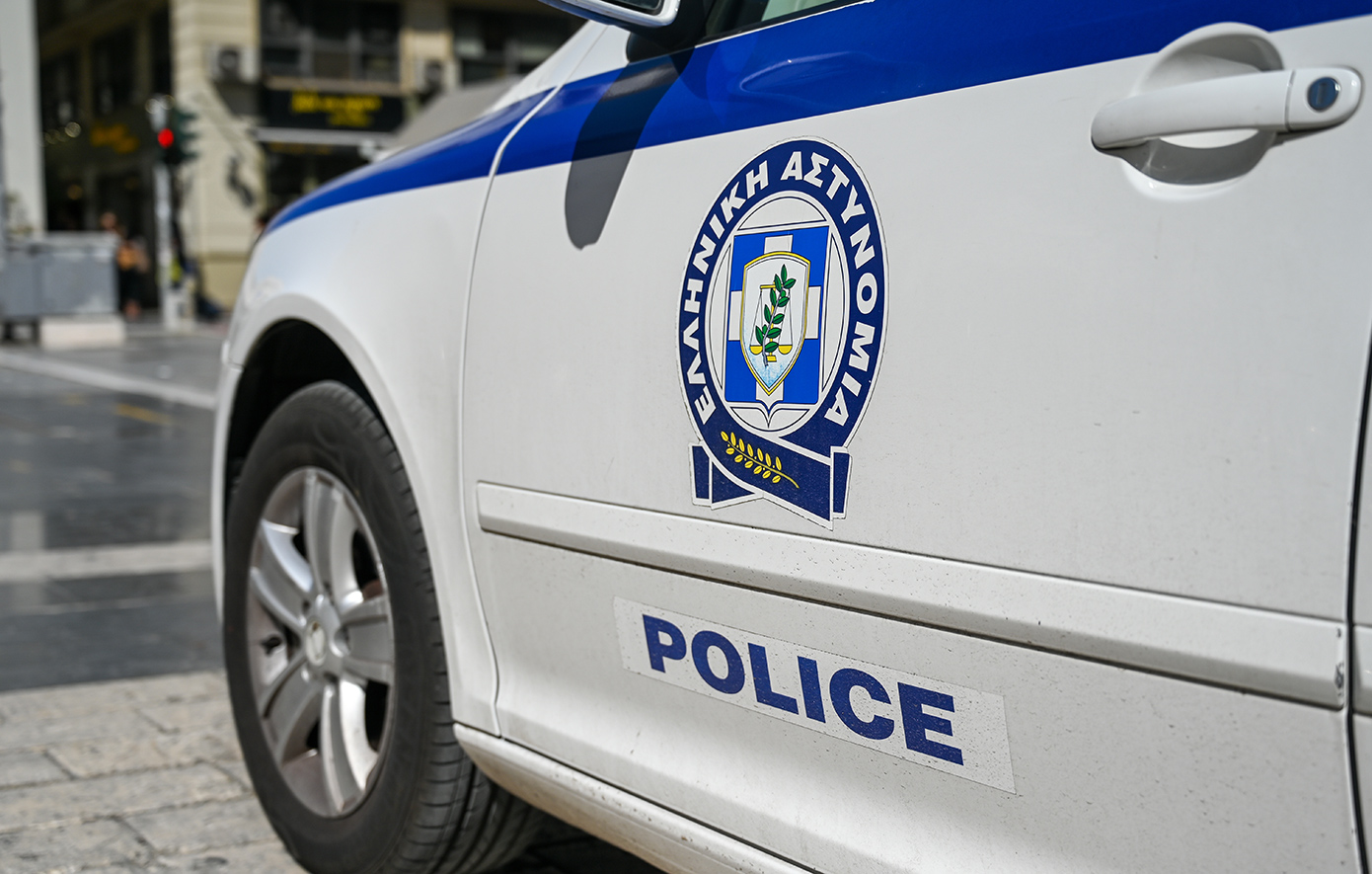 ογδοντάχρονος τράπεζα Θεσσαλονίκης αυτοκίνητο πρόσοψη