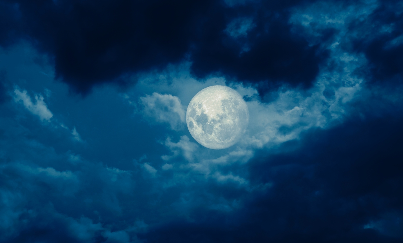 Άνδρας περπατάει στη φύση για ψυχική υγεία