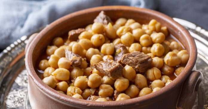 μοσχάρι κοκκινιστό με ρεβίθια σε πιάτο