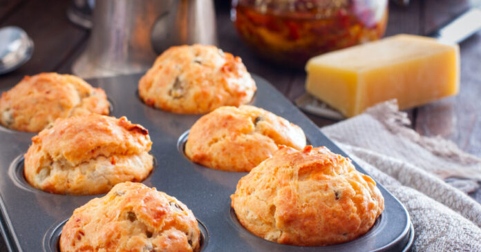 αλμυρό κέικ με καραμελωμένα κρεμμύδια και τσένταρ