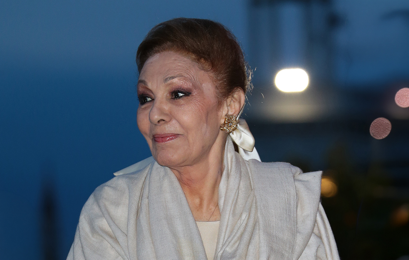 υπερφορτωμένο αυτοκίνητο με έπιπλα στο δρόμο