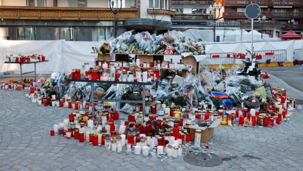 Ερευνητής και αστυνομικός στα ερείπια του κλαμπ Le Constellation