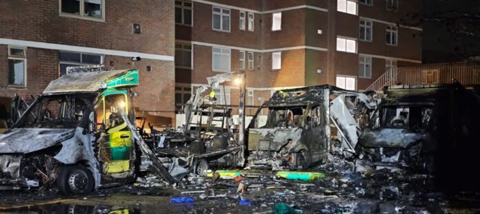 εμπρηστική επίθεση ασθενοφόρα Λονδίνο Γκόλντερς Γκριν