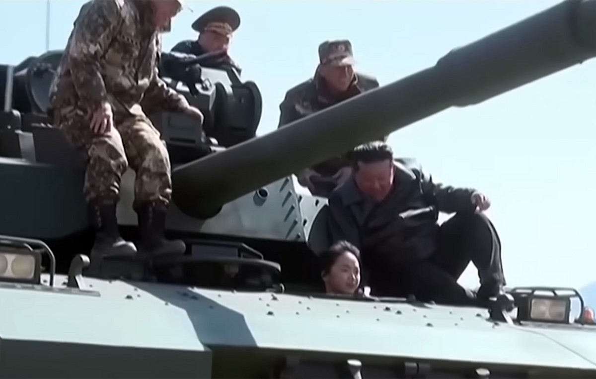 Κιμ Γιονγκ Ουν με κόρη του σε άρμα