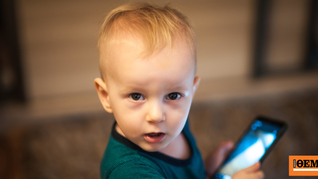 Παιδί μπροστά σε οθόνη tablet