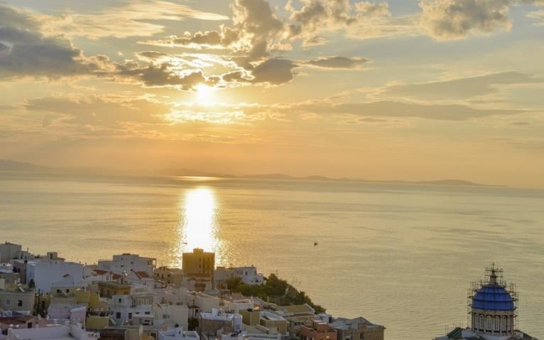 Πυρκαγιά σε σκάφη στο λιμάνι Σύρου