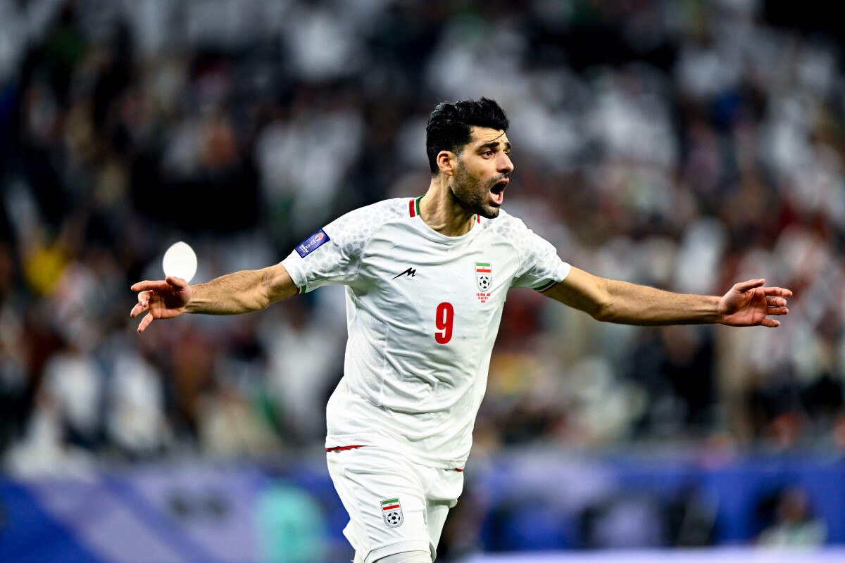 Εθνική Ιράν με σχολικές τσάντες πριν το παιχνίδι